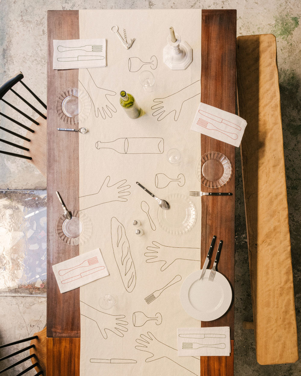 Beaucoup de Mains Table Runner