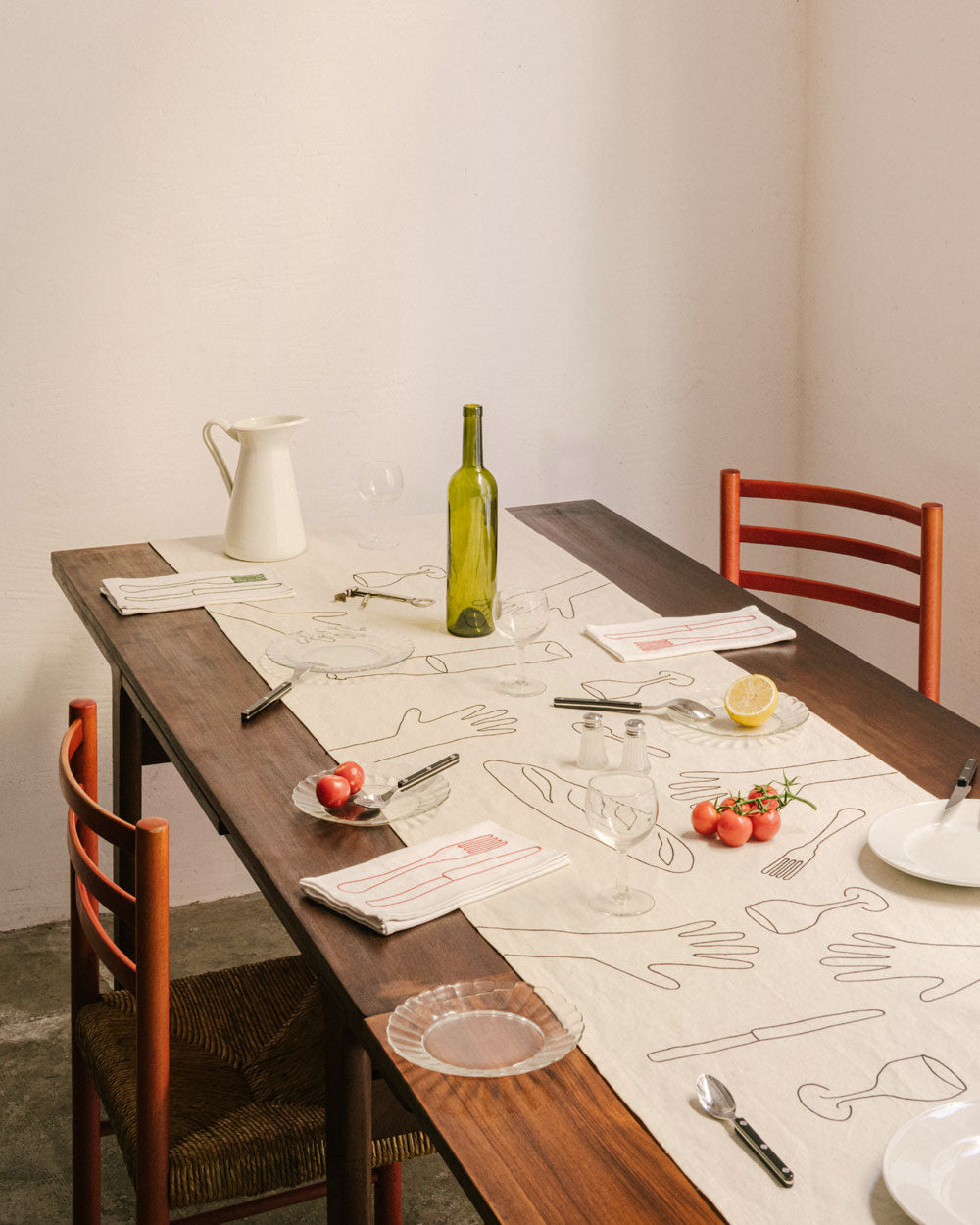 Beaucoup de Mains Table Runner
