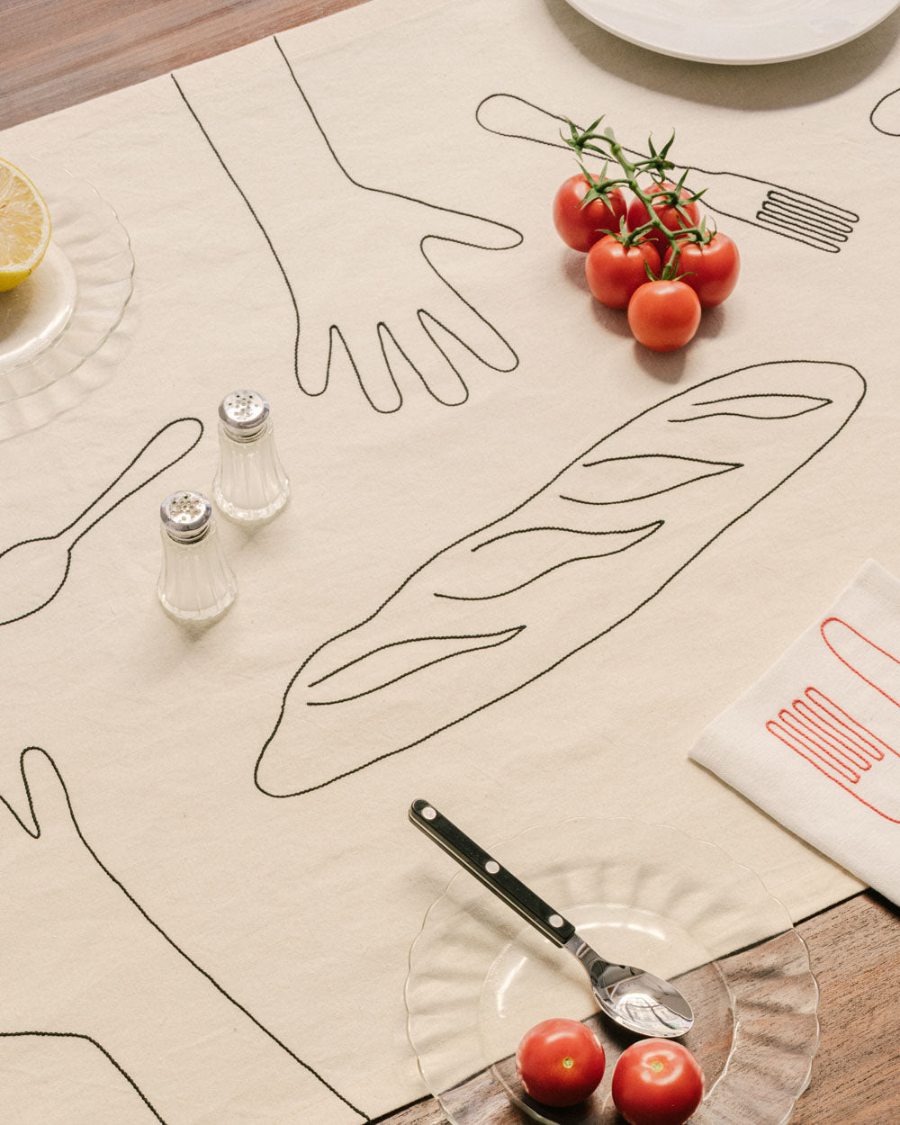 Beaucoup de Mains Table Runner